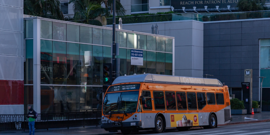 Chiếc-xe-bus-Metro-đậu-ở-đại-lộ-Hollywood